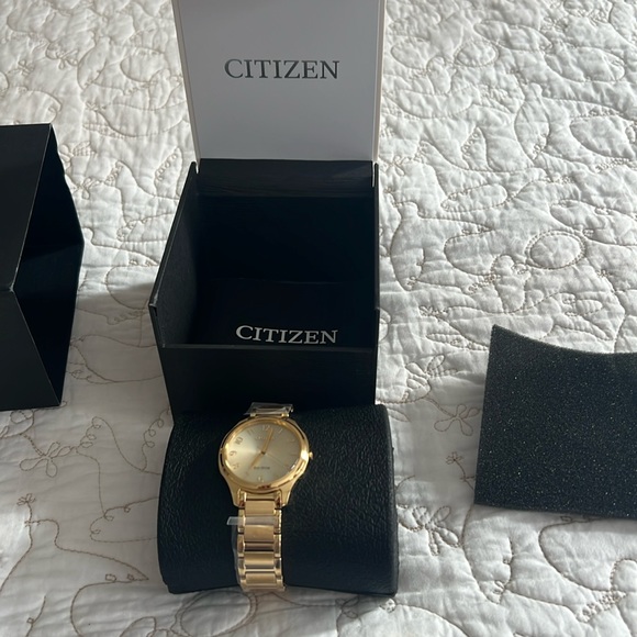 NWT Gold Citizen Watch - Picture 1 of 3